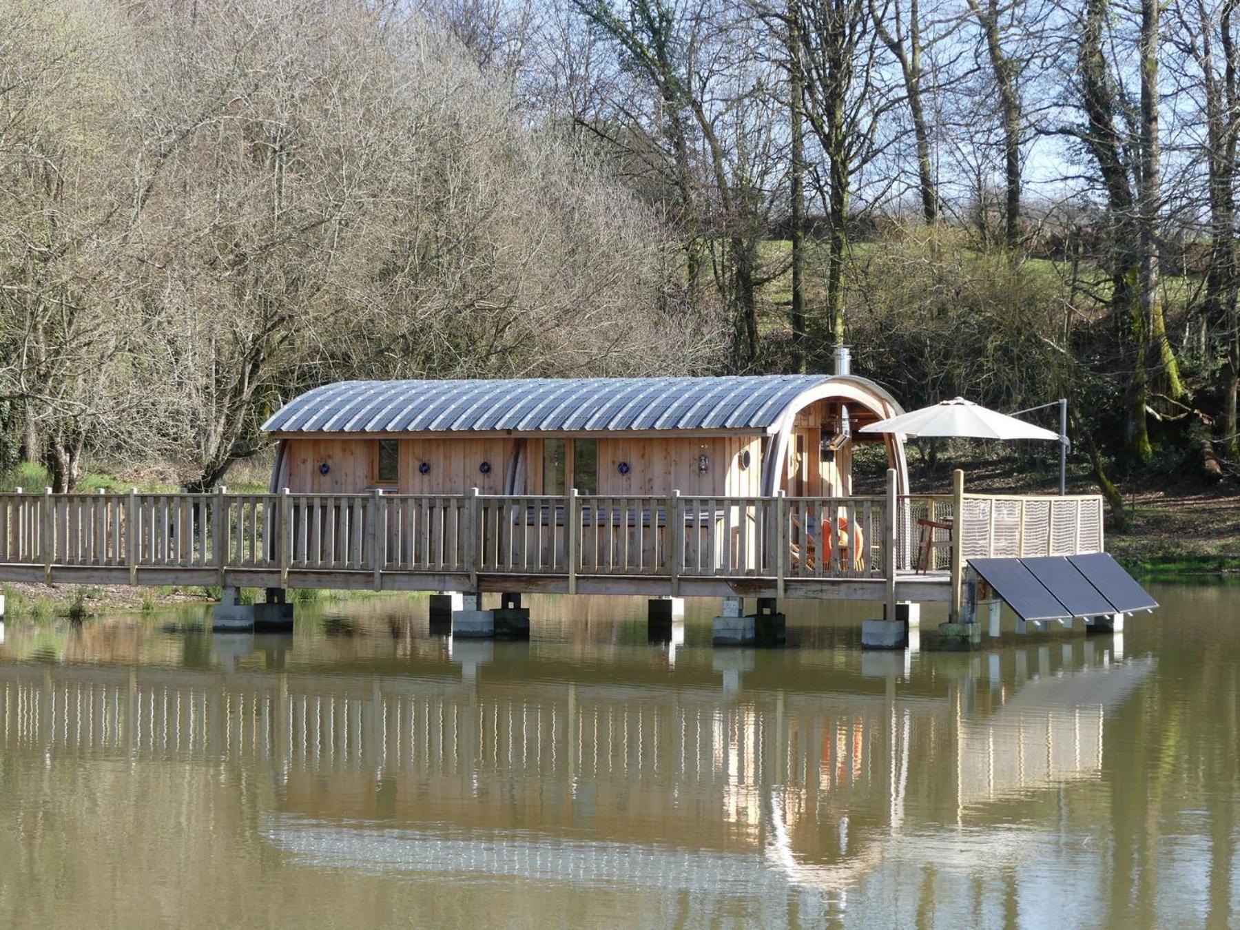 Domaine De La Clauzade Bed and Breakfast Saint-Germain-les-Vergnes Exteriör bild