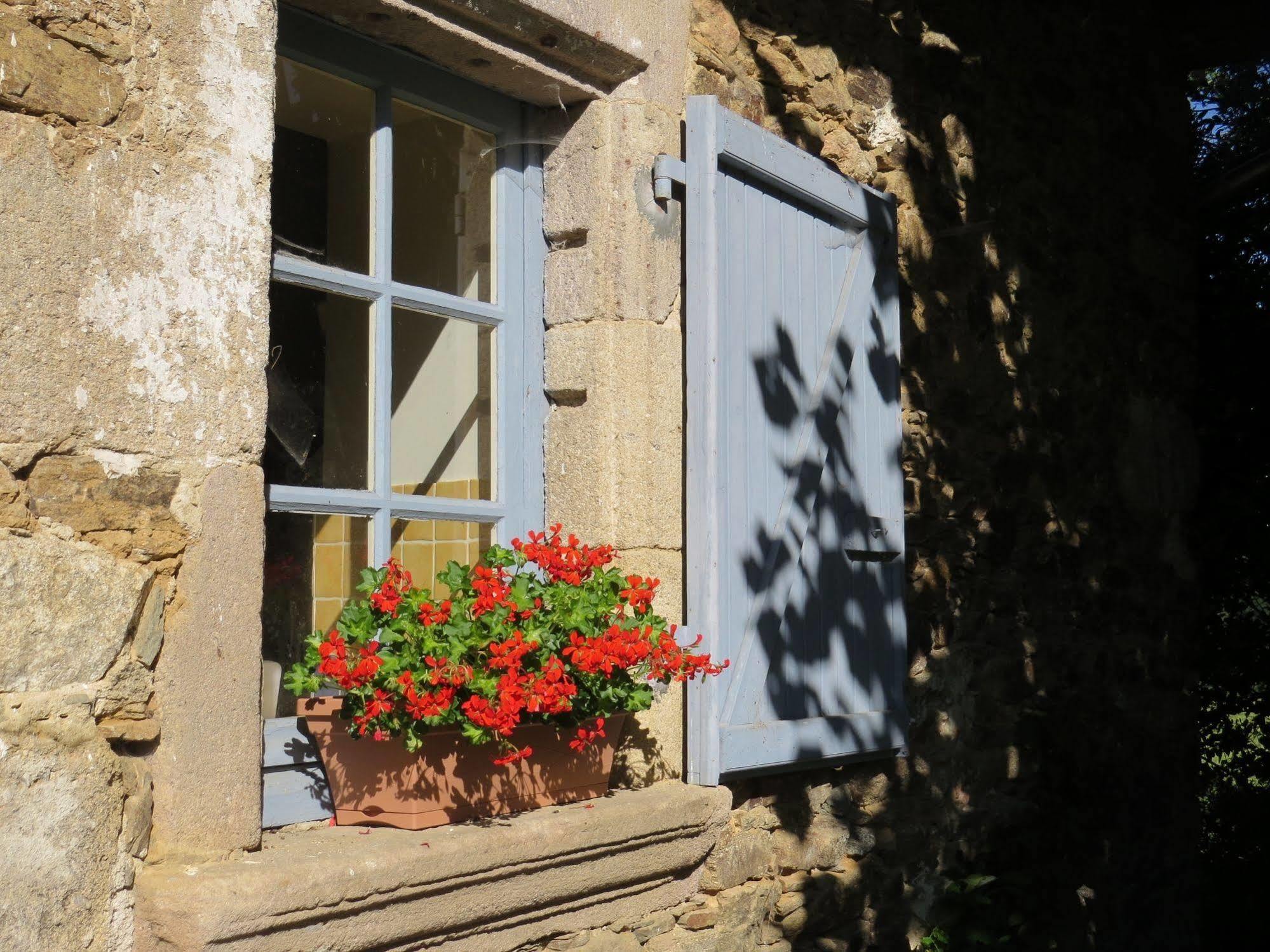 Domaine De La Clauzade Bed and Breakfast Saint-Germain-les-Vergnes Exteriör bild
